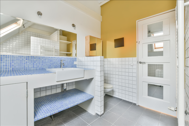 Warum wirken Spiegel im Bad schnell schmutzig