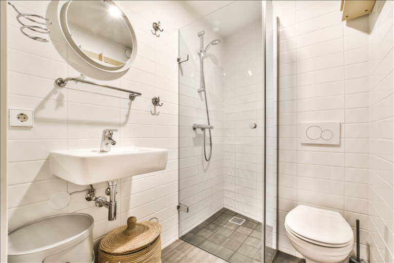 Wie verhindert man dauerhaft Kalk im Bad