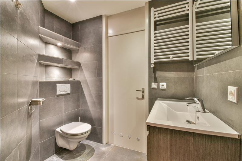 Badoberflächen richtig pflegen: Flecken, empfindliche Materialien und typische Fehler