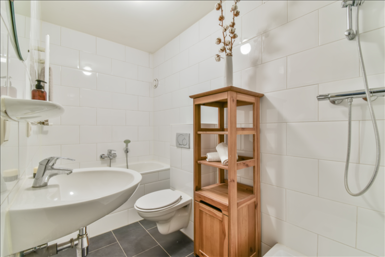 Saubere Badbereiche im Alltag: Dusche, Waschbecken und Armaturen richtig pflegen