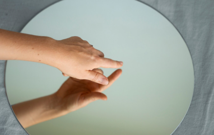 Warum bleiben Fingerabdrücke auf Spiegeln sichtbar