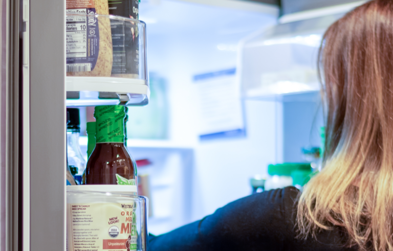 Warum bleiben Lebensmittelgerüche im Kühlschrank lange erhalten