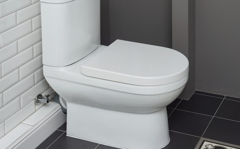Warum entstehen Flecken im WC bei hartem Wasser