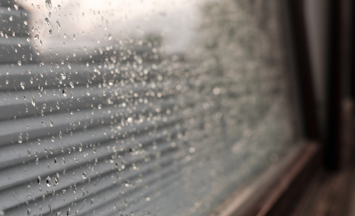 Warum entstehen Schmutzspuren außen am Fensterrahmen nach Regen