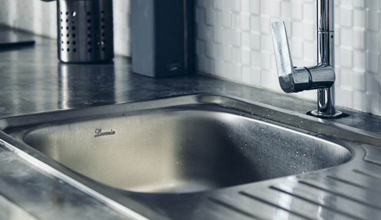 Warum entstehen Wasserflecken auf Edelstahlspülen