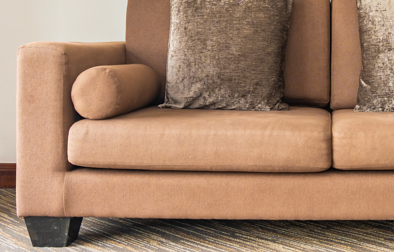 Warum entstehen dunkle Stellen auf dem Sofa