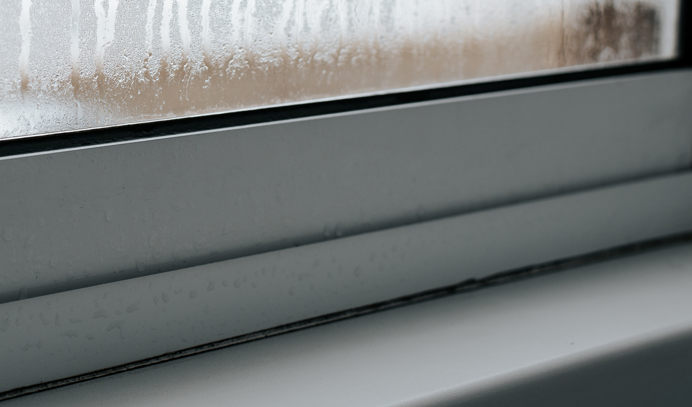 Warum entstehen feuchte Stellen rund um Fenster