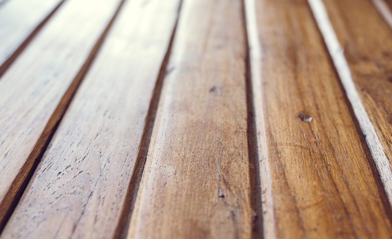Warum entstehen matte Stellen auf lackiertem Holz