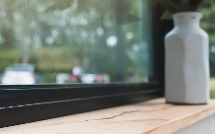 Warum klebt Staub an Fensterrahmen