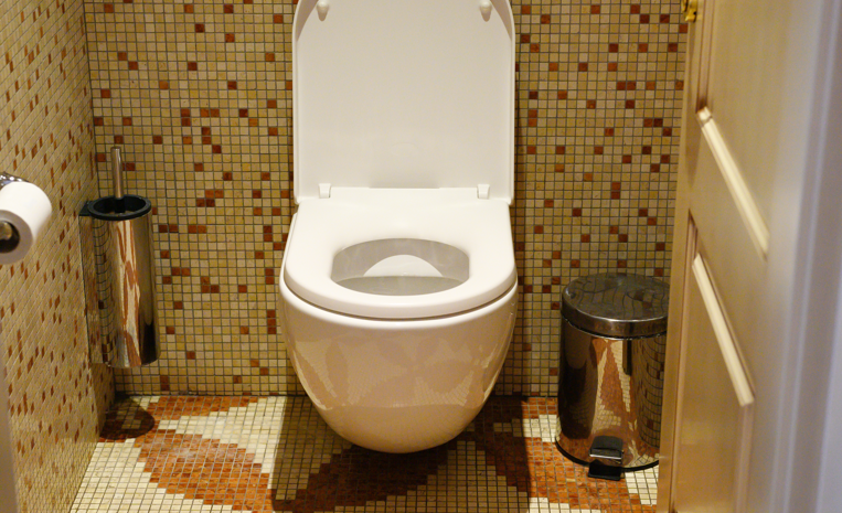 Warum reicht kurzes Putzen bei WC-Rändern oft nicht aus