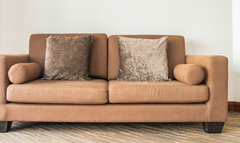 Warum riecht das Sofa trotz Reinigung muffig