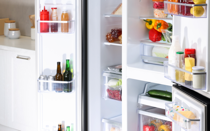 Warum sammeln sich Krümel und kleine Reste im Kühlschrank