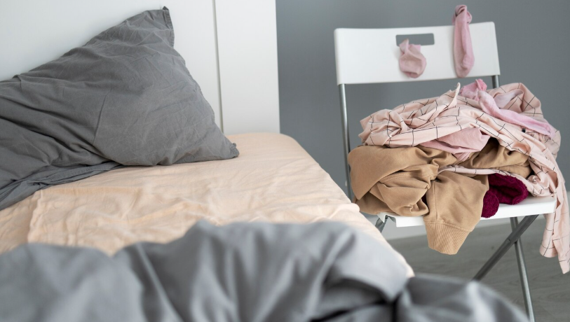Warum sammelt sich Kleidung im Schlafzimmer so schnell