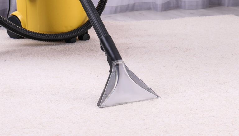 Warum sammelt sich Staub tief im Teppich