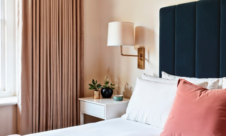 Warum sammelt sich Staub unter dem Bett besonders stark