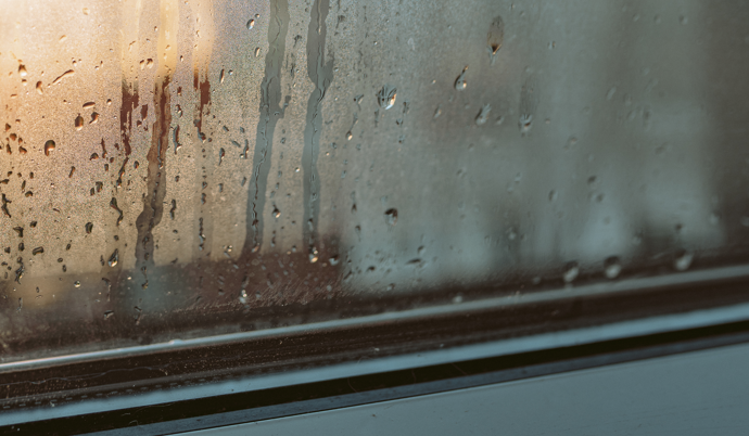 Warum sammelt sich Wasser am unteren Fensterrand