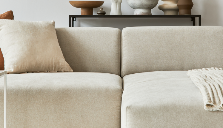 Warum sieht ein Sofa trotz Absaugen staubig aus