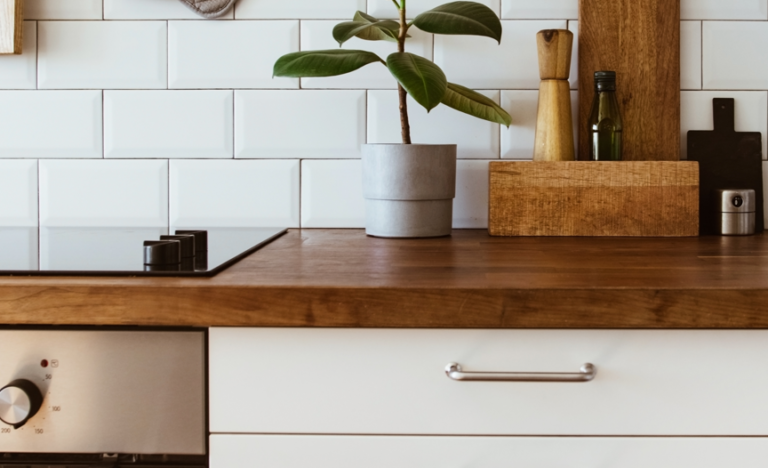 Warum verteilt sich Fett beim Kochen auf Küchenoberflächen
