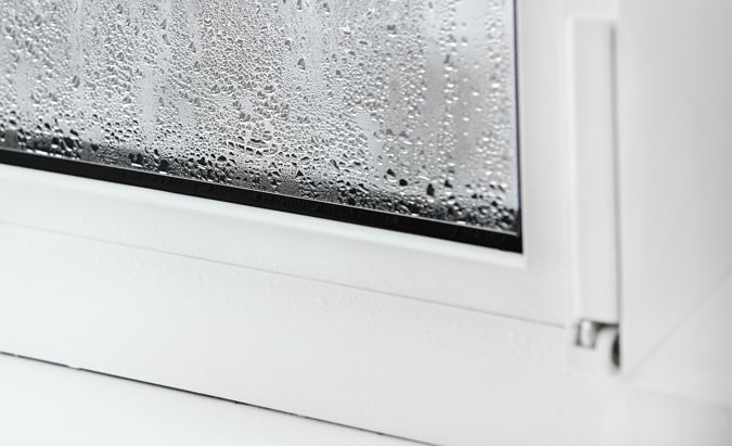 Warum werden Fensterrahmen durch Feuchtigkeit schnell schmutzig