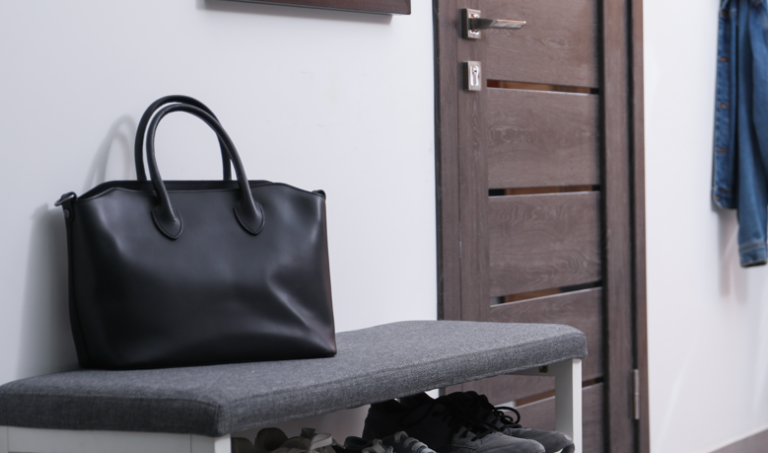 Warum werden Taschen im Flur oft abgestellt