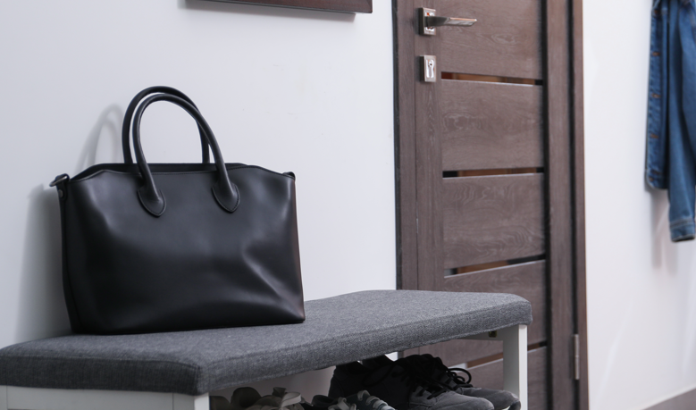 Warum werden Taschen im Flur oft abgestellt