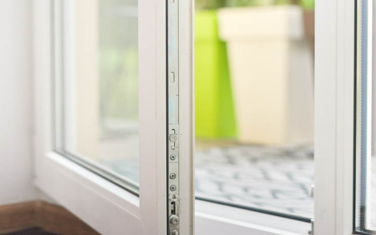 Warum werden weiße Fensterrahmen schnell grau