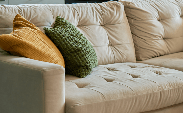Warum wirken helle Sofas schnell ungepflegt