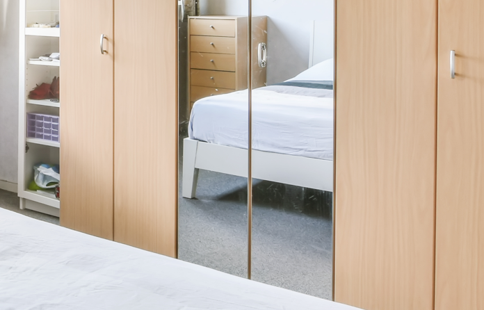 Warum wirkt der Kleiderschrank im Schlafzimmer trotz Ordnung nicht frisch